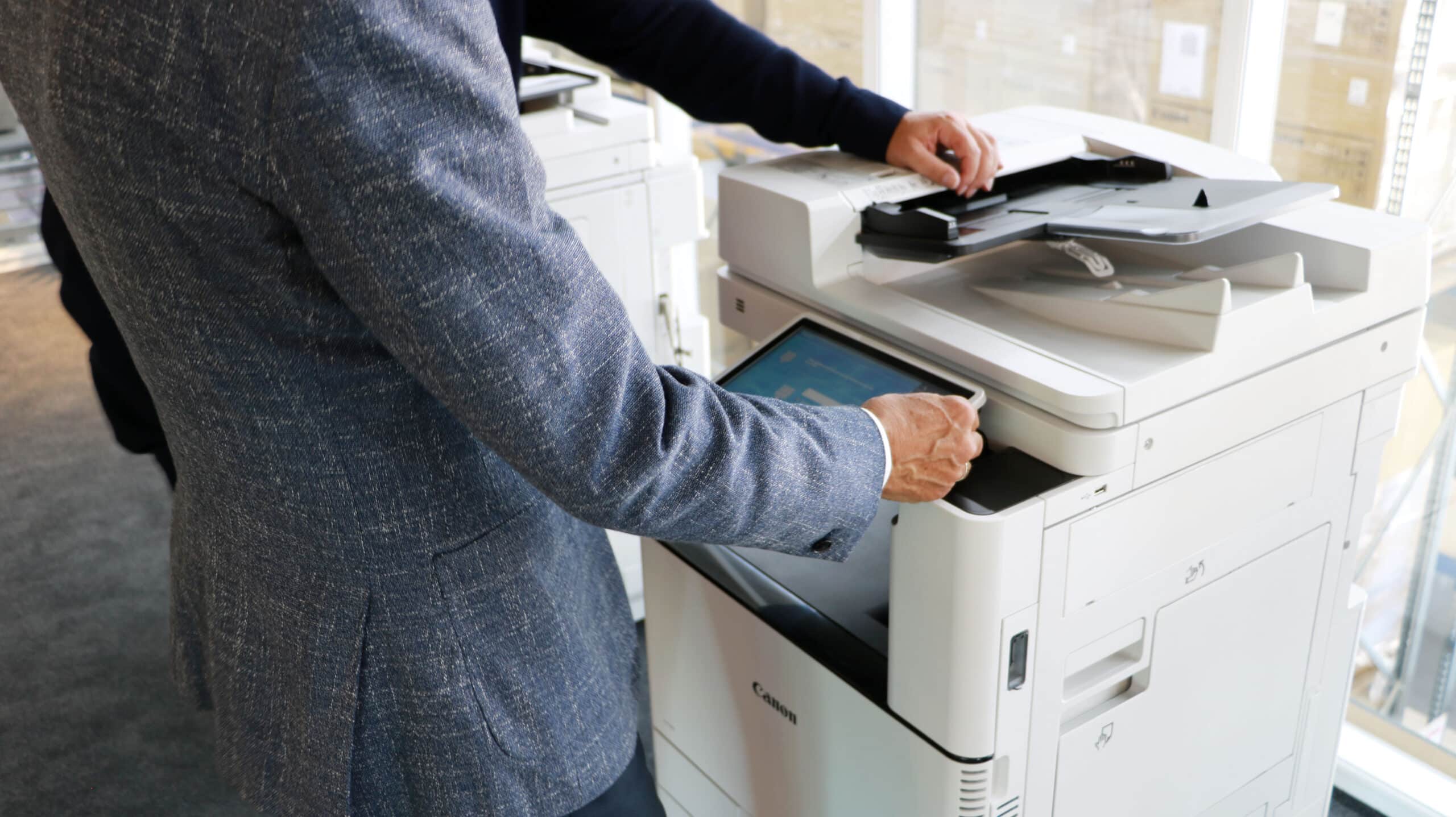 Man die documenten afdrukt bij een Canon printer