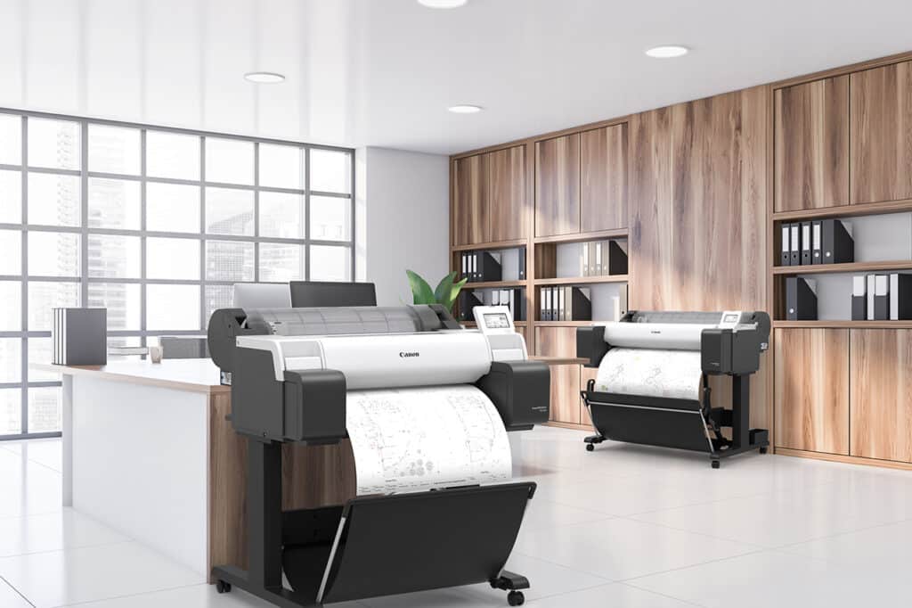 Meerdere grote Canon printers die iets afdrukken