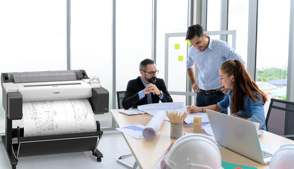 Een printer die een grote plattegrond afdrukt