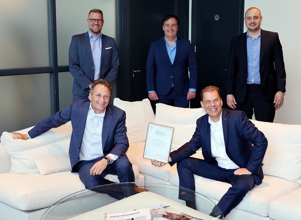Vijf mannen trots met een certificaat van uniFLOW Premium Partner