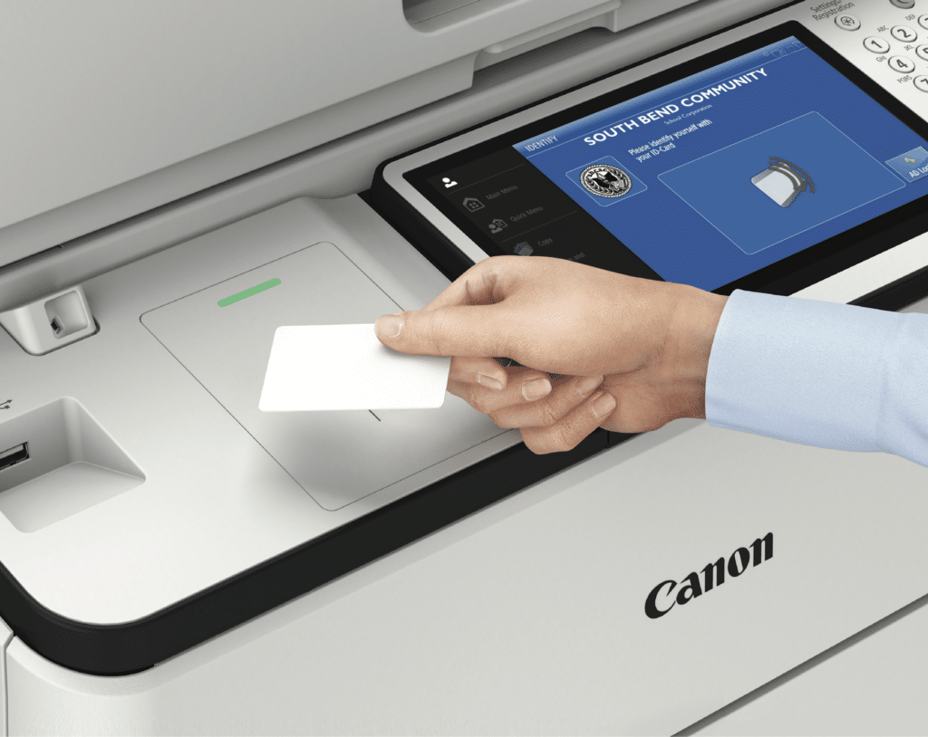 uniFLOW software toont een printopdracht die vrijkomt na aanmelden met een unieke pas