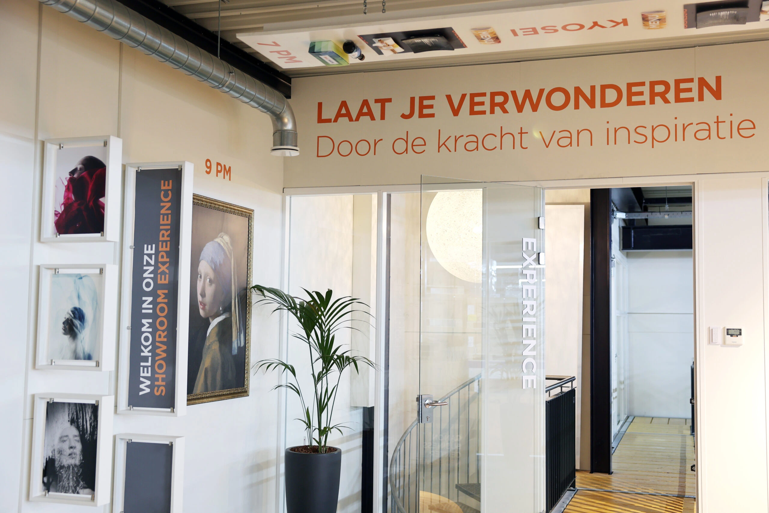 Moderne showroom van Colour Image met inspirerende boodschap – visuele verwijzing naar offerte aanvragen voor duurzame printoplossingen.