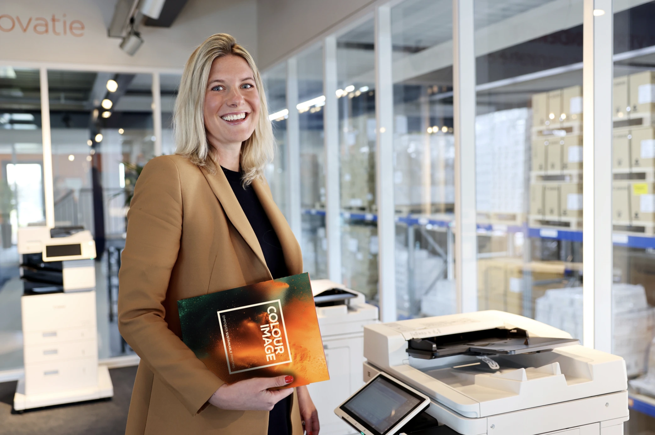 Persoon in kantooromgeving met Colour Image brochure – visuele verwijzing naar offerte aanvragen voor innovatieve printoplossingen.