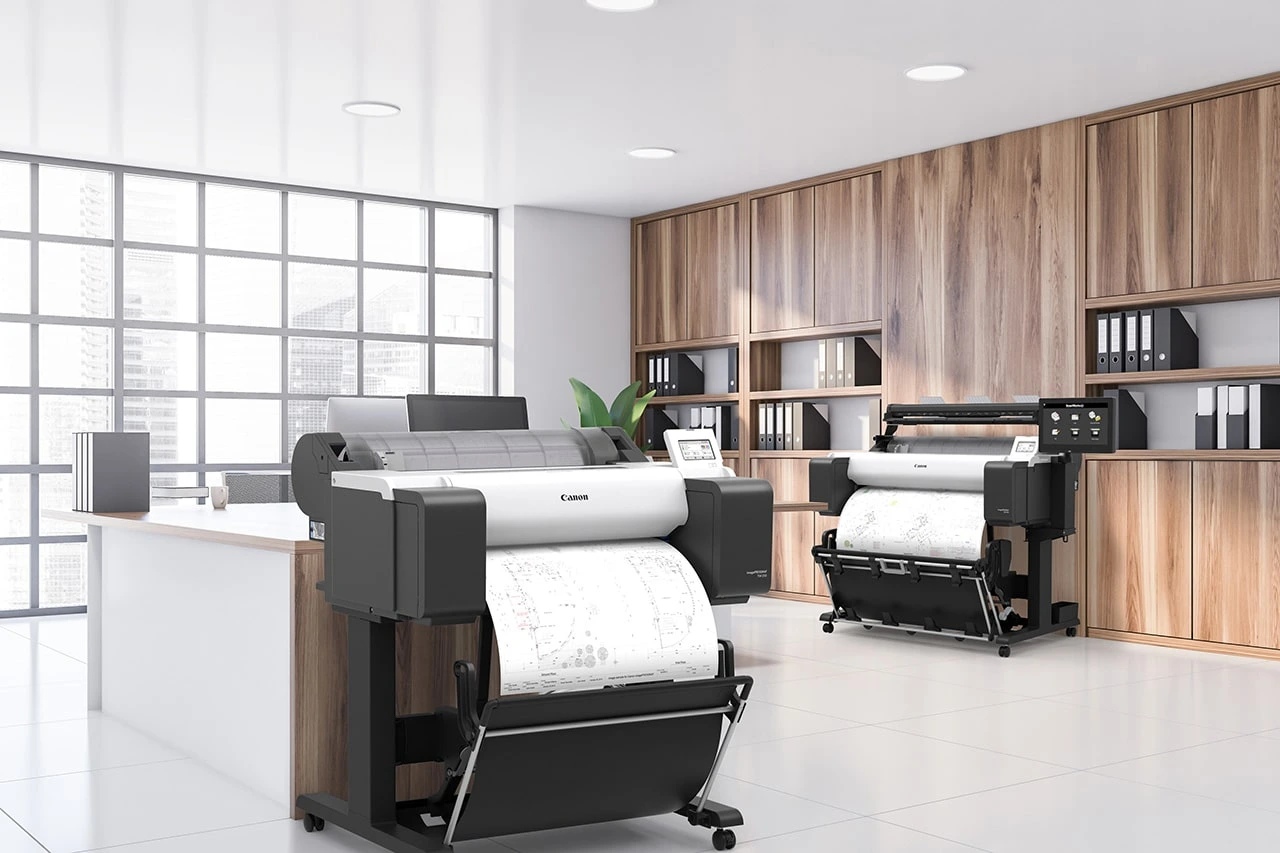 Twee Canon grootformaatprinters in een modern kantoor – een visuele weergave van onze printoplossingen voor technische documenten.